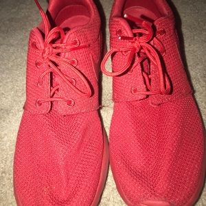 Roshe Run triple red